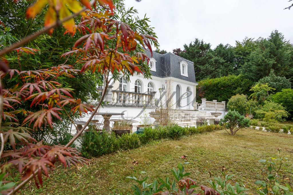 Vendu par Beguet Associés : LA CELLE SAINT CLOUD 78170 MAISON 290 m² 6 CHAMBRES JARDIN 1400 m² -