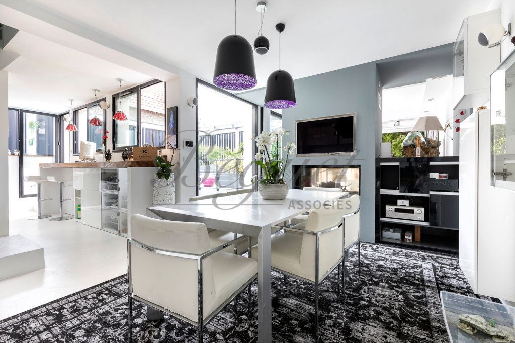 Vendu par Beguet Associés : CHÂTILLON 92320 - CHÂTILLON MONTROUGE - MAISON D’ARCHITECTE 179 m² - 4 CHAMBRES - TERRASSES - PISCIN