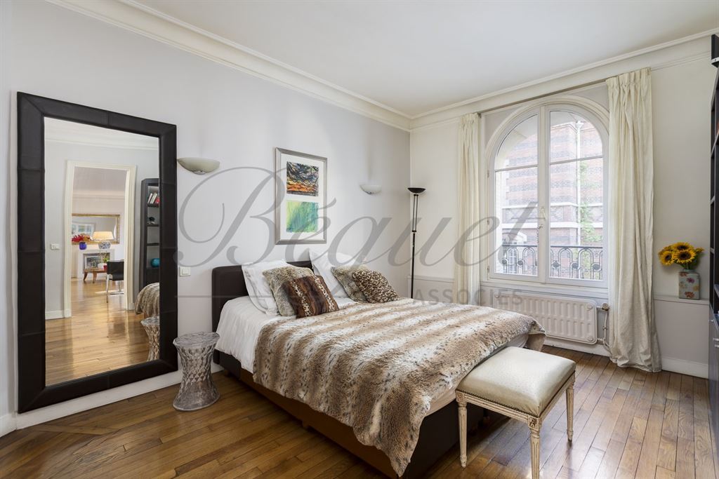 Vendu par Beguet Associés : PARIS - 75116 - CHAILLOT - APPARTEMENT 146 m² 4 CHAMBRES + 2 STUDETTES -