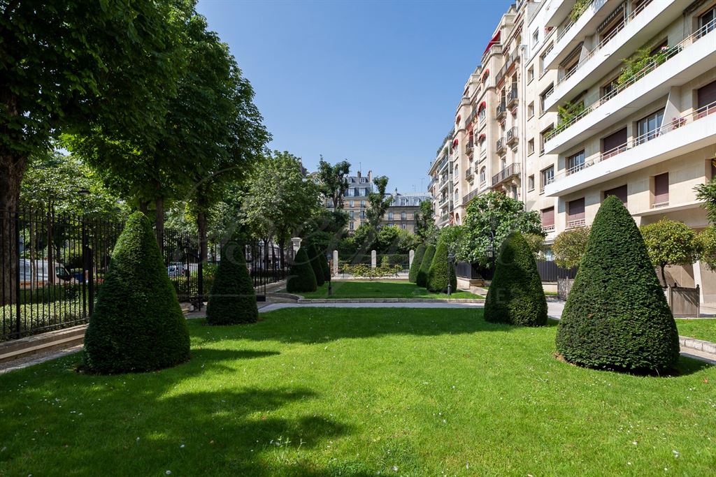 Vendu par Beguet Associés : NEUILLY SUR SEINE 92200 – SAUSSAYE-ARGENSON - APPARTEMENT 93 m² 2/3 CHAMBRES 1 BALCON 1 BOX -