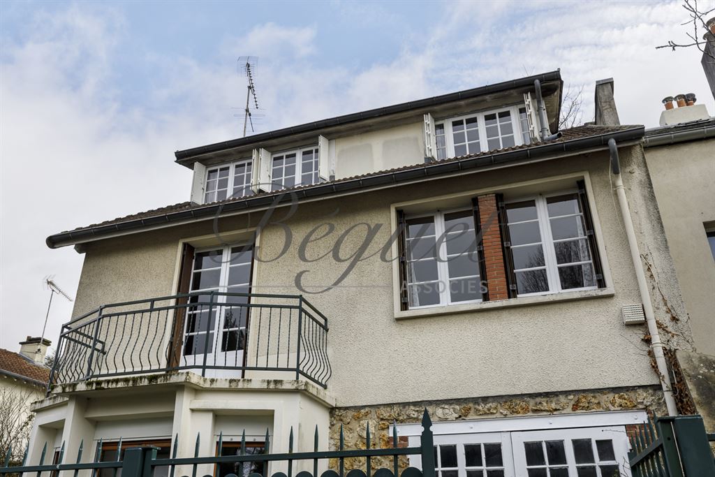 Vendu par Beguet Associés : VERSAILLES 78000 - CLAGNY-GLATIGNY - MAISON 163  m² - 3/4 CHAMBRES - JARDIN -