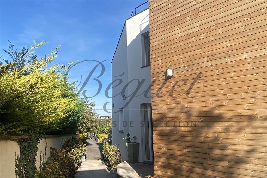 Vendu par Beguet Associés : CLAMART GARE  92140 - MAISON 360 m² - 6 CHAMBRES - TERRAIN 1140 m² -