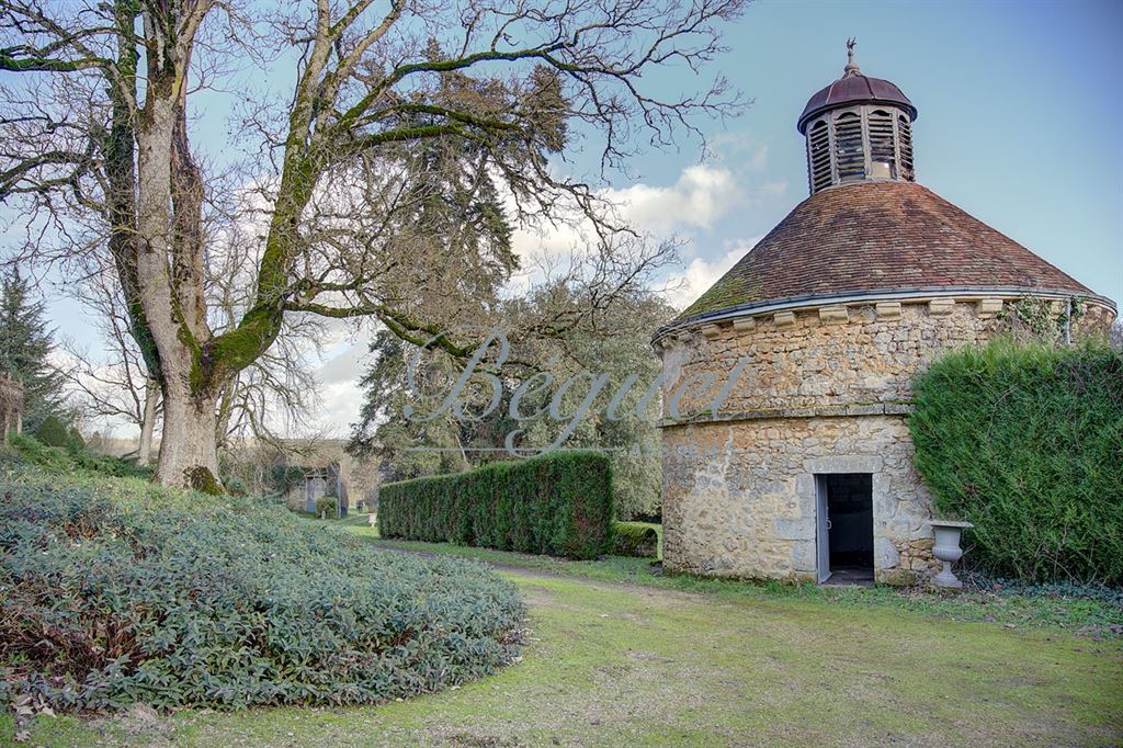 Vendu par Beguet Associés : VENDU INDRE-ET-LOIRE SUD DE TOURS  CHEILLE 37190 CHATEAU 800 M 13 CH PARC 3,5 HA