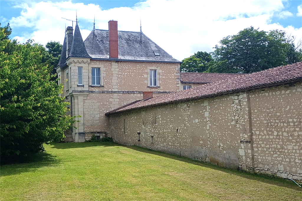 A vendre chez Beguet Associés : Indre-et-Loire Faye-la-Vineuse 37120 Manoir 370 m² 10 Chambres Gîte 160m² Parc 4.7 Ha