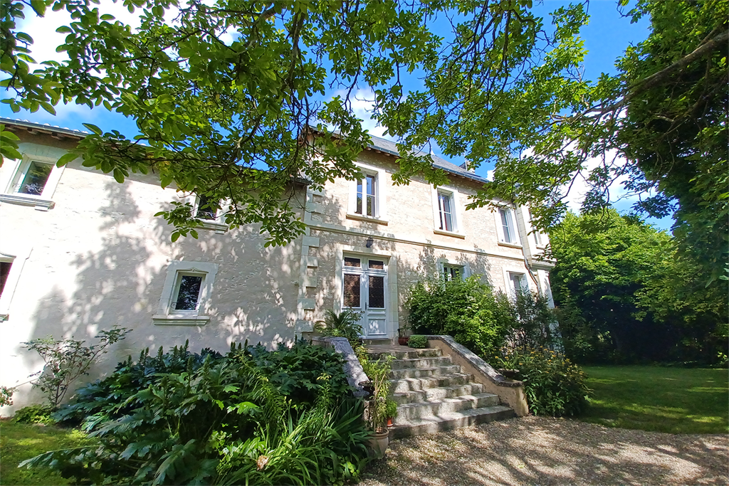 A vendre chez Beguet Associés : Indre-et-Loire Faye-la-Vineuse 37120 Manoir 370 m² 10 Chambres Gîte 160m² Parc 4.7 Ha