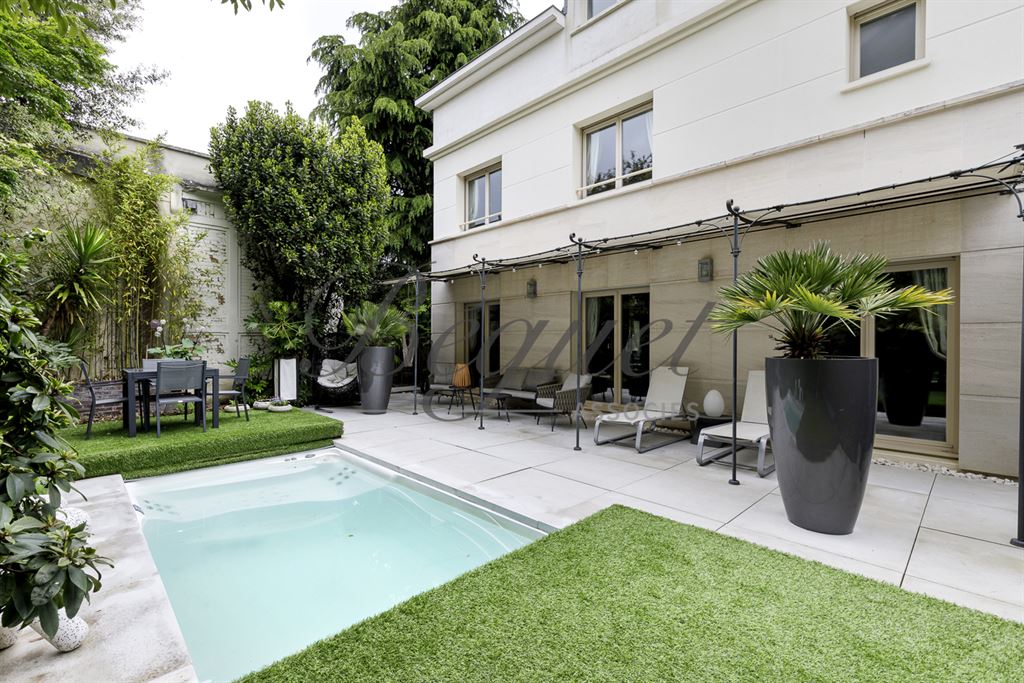 A vendre chez Beguet Associés : Versailles Le Chesnay 78150 Maison 314 m² Piscine Garage