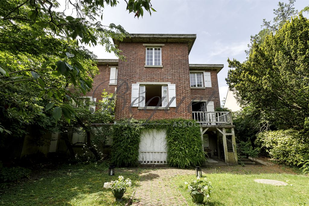 A vendre chez Beguet Associés : HAUTS DE SEINE GARCHES 92380 MAISON 400 m² 6 CHAMBRES JARDIN 2 GARAGES