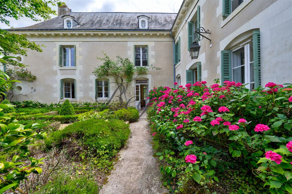 Vendu par Beguet Associés : INDRE ET LOIRE-TOURAINE-CHATEAU LA VALLIERE 37330- MAISON 325 M 6 CHAMBRES PISCINE DÉPENDANCES