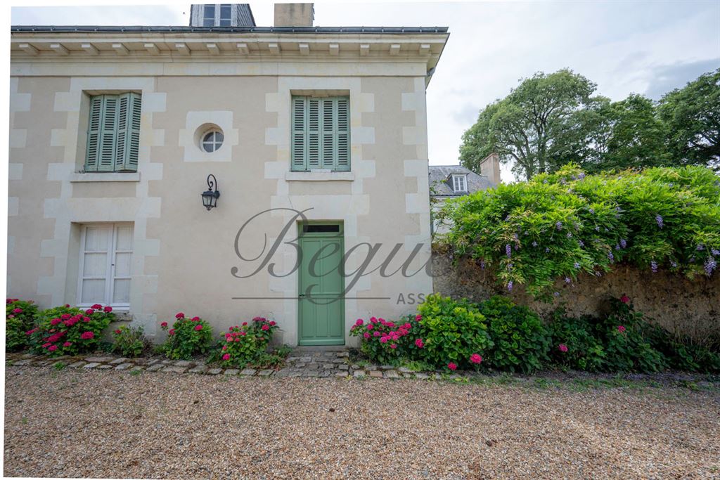 Vendu par Beguet Associés : INDRE ET LOIRE-TOURAINE-CHATEAU LA VALLIERE 37330- MAISON 325 M 6 CHAMBRES PISCINE DÉPENDANCES