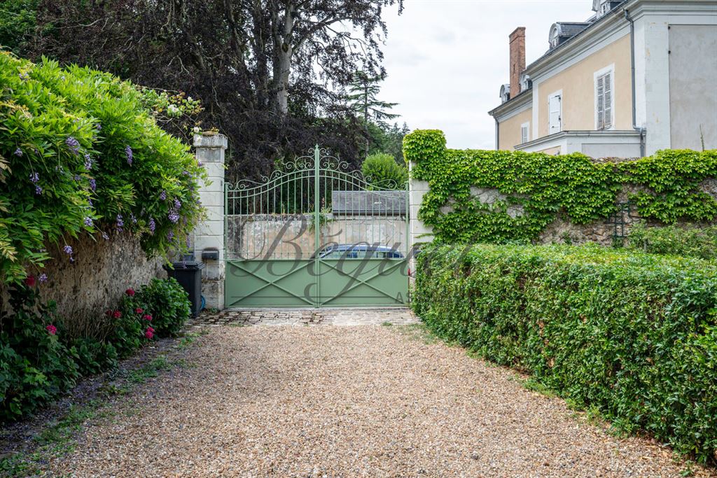 Vendu par Beguet Associés : INDRE ET LOIRE-TOURAINE-CHATEAU LA VALLIERE 37330- MAISON 325 M 6 CHAMBRES PISCINE DÉPENDANCES