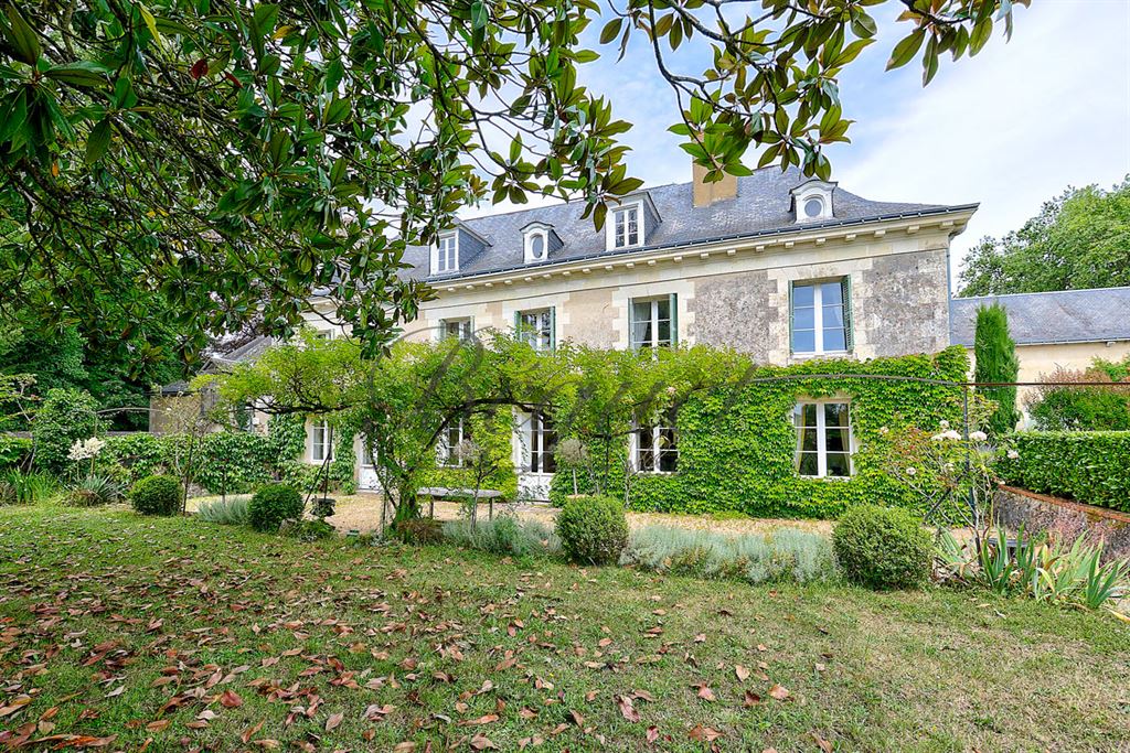 Vendu par Beguet Associés : INDRE ET LOIRE-TOURAINE-CHATEAU LA VALLIERE 37330- MAISON 325 M 6 CHAMBRES PISCINE DÉPENDANCES