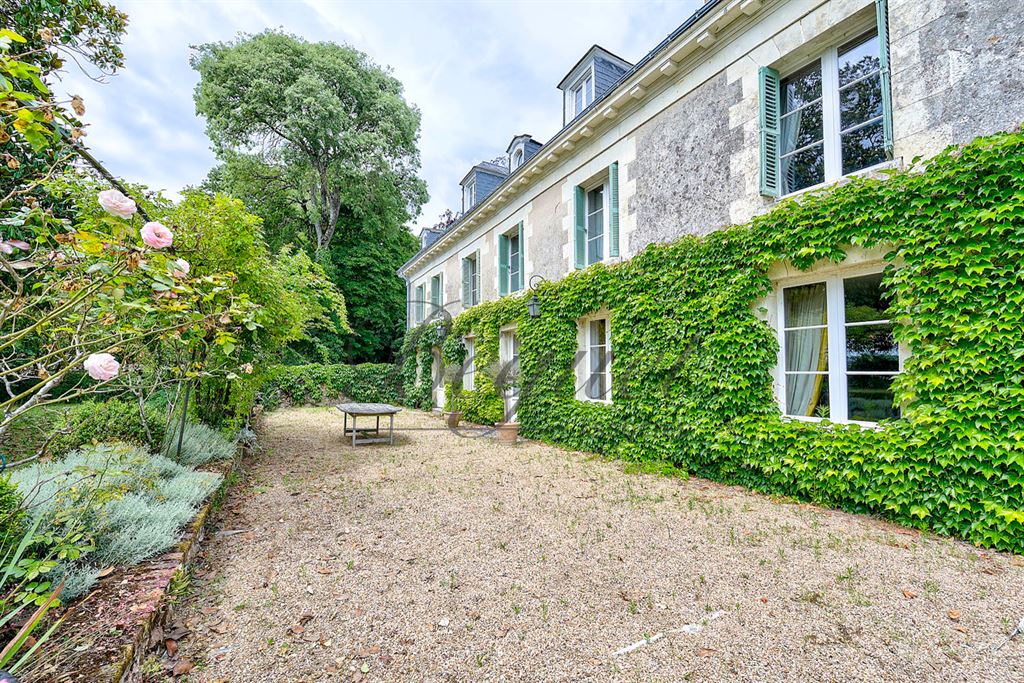 Vendu par Beguet Associés : INDRE ET LOIRE-TOURAINE-CHATEAU LA VALLIERE 37330- MAISON 325 M 6 CHAMBRES PISCINE DÉPENDANCES