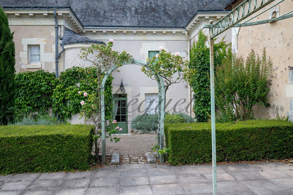 Vendu par Beguet Associés : INDRE ET LOIRE-TOURAINE-CHATEAU LA VALLIERE 37330- MAISON 325 M 6 CHAMBRES PISCINE DÉPENDANCES