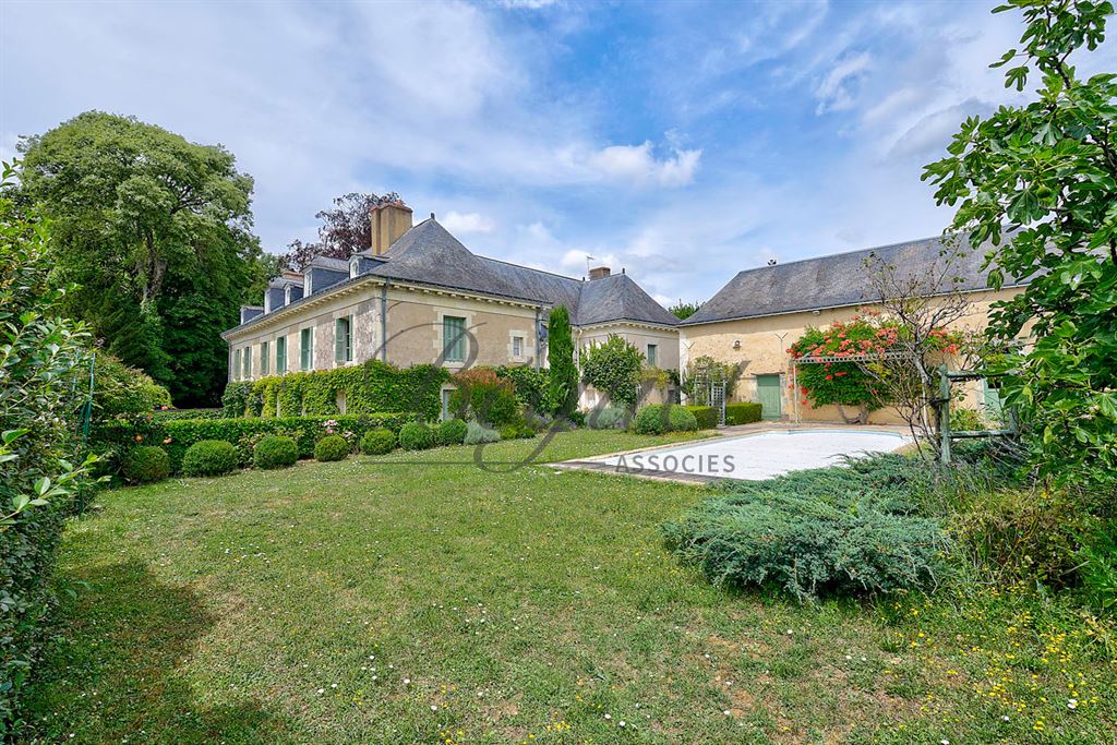 Vendu par Beguet Associés : INDRE ET LOIRE-TOURAINE-CHATEAU LA VALLIERE 37330- MAISON 325 M 6 CHAMBRES PISCINE DÉPENDANCES