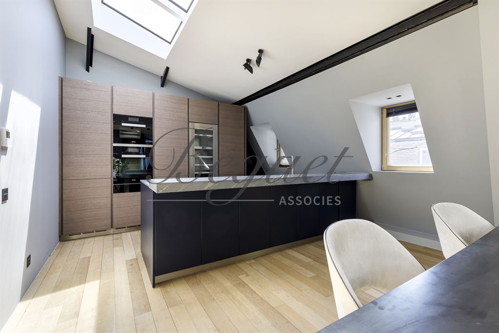 A vendre chez Beguet Associés : Paris Triangle d’Or 75008 Appartement 142 m² 2 Chambres