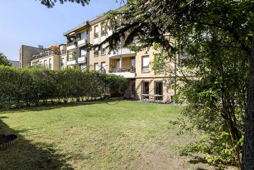 Vendu par Beguet Associés : SURESNES CHATEAU 92150 APPARTEMENT 135 m² 3 CHAMBRES 150 m² JARDIN 27 m² TERRASSE 2 PARKING