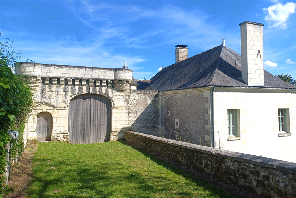 A vendre chez Beguet Associés : Indre-et-Loire Cravant-les-Coteaux 37500 Manoir 260 m² Parc 10 ha vignes Gites 200 m² Piscine Paddoc