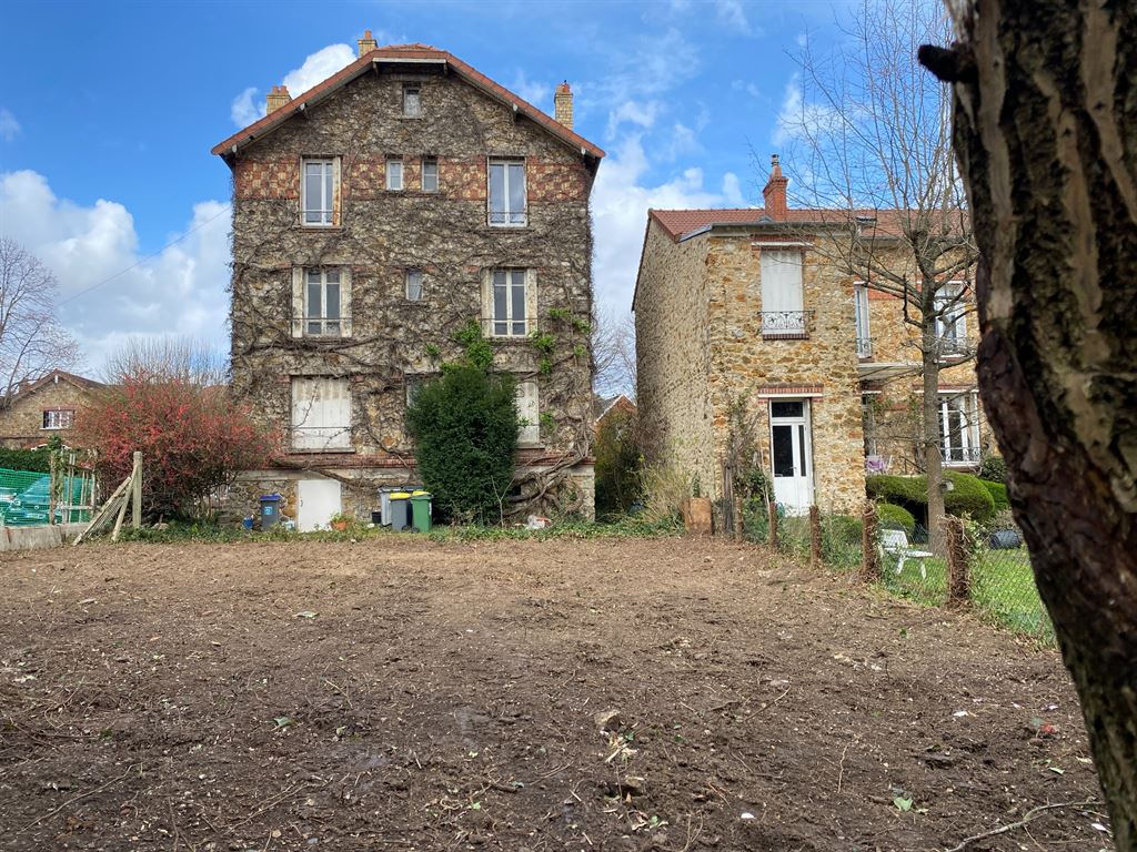 A vendre chez Beguet Associés : Hauts de Seine - Bourg La Reine 92340 Maison 219 m² 6 Chambres Jardin 550 m²