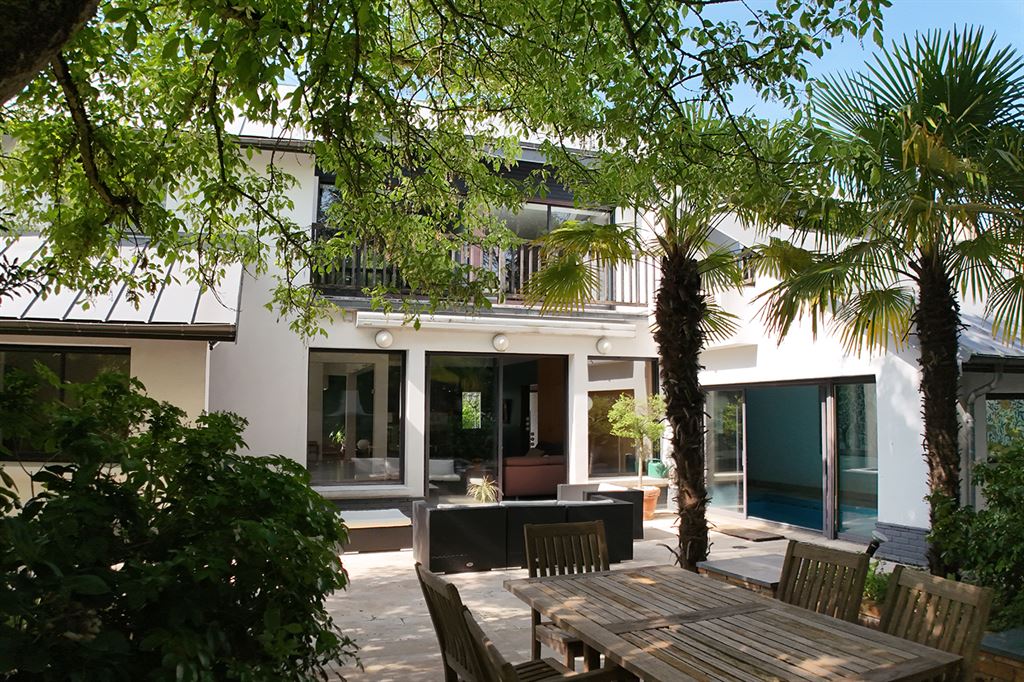 A vendre chez Beguet Associés : HAUTS-DE-SEINE - GARCHES 92380 MAISON 330 M-5 CHAMBRES JARDIN 800 M PISCINE