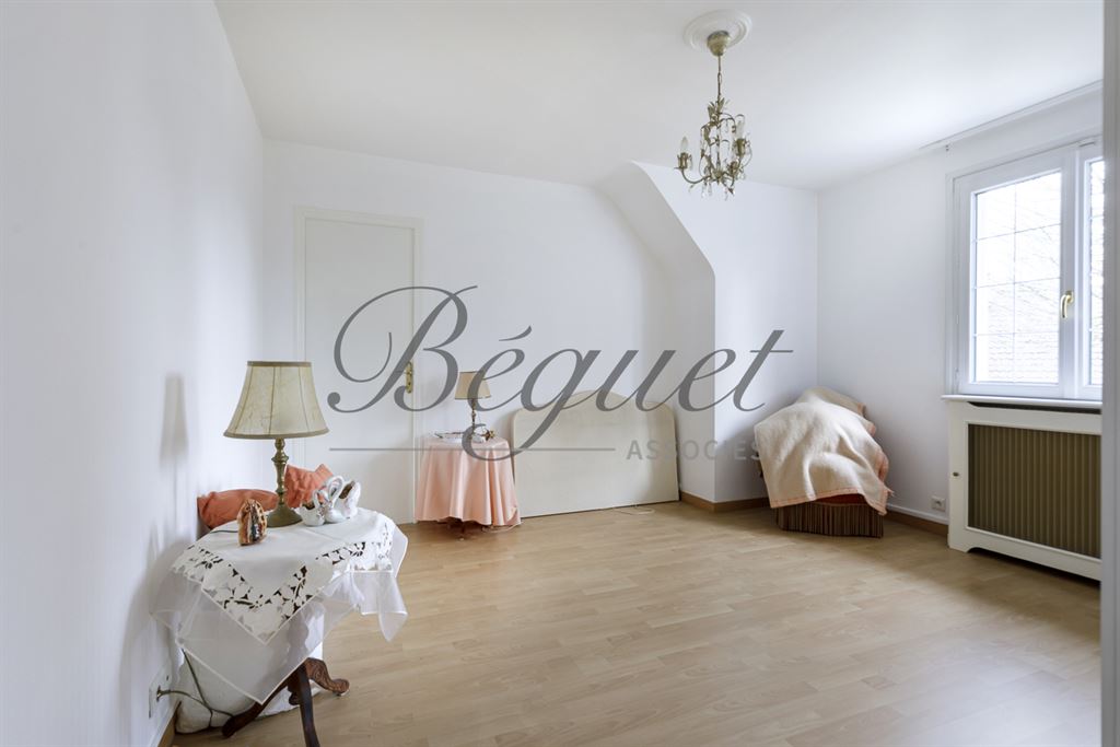 A vendre chez Beguet Associés : HAUTS DE SEINE VAUCRESSON 92420 MAISON 253 m²  JARDIN GARAGE