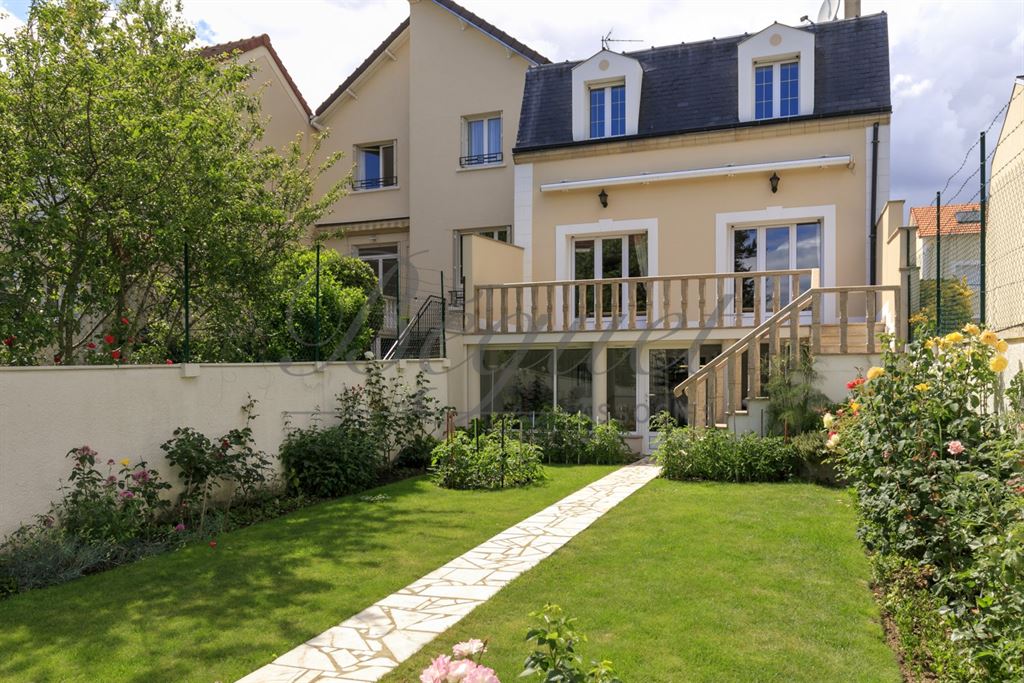 A vendre chez Beguet Associés : HAUTS DE SEINE - BOURG LA REINE 92340 MAISON 146 m² 4 CHAMBRES JARDIN