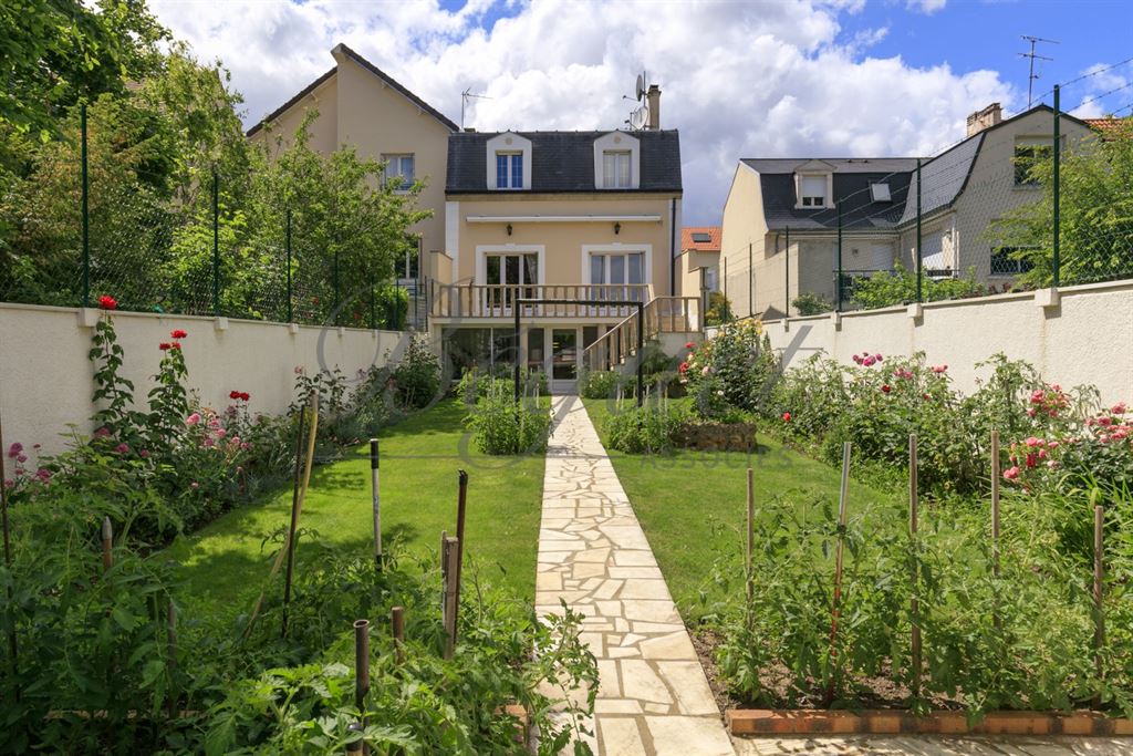 A vendre chez Beguet Associés : HAUTS DE SEINE - BOURG LA REINE 92340 MAISON 146 m² 4 CHAMBRES JARDIN