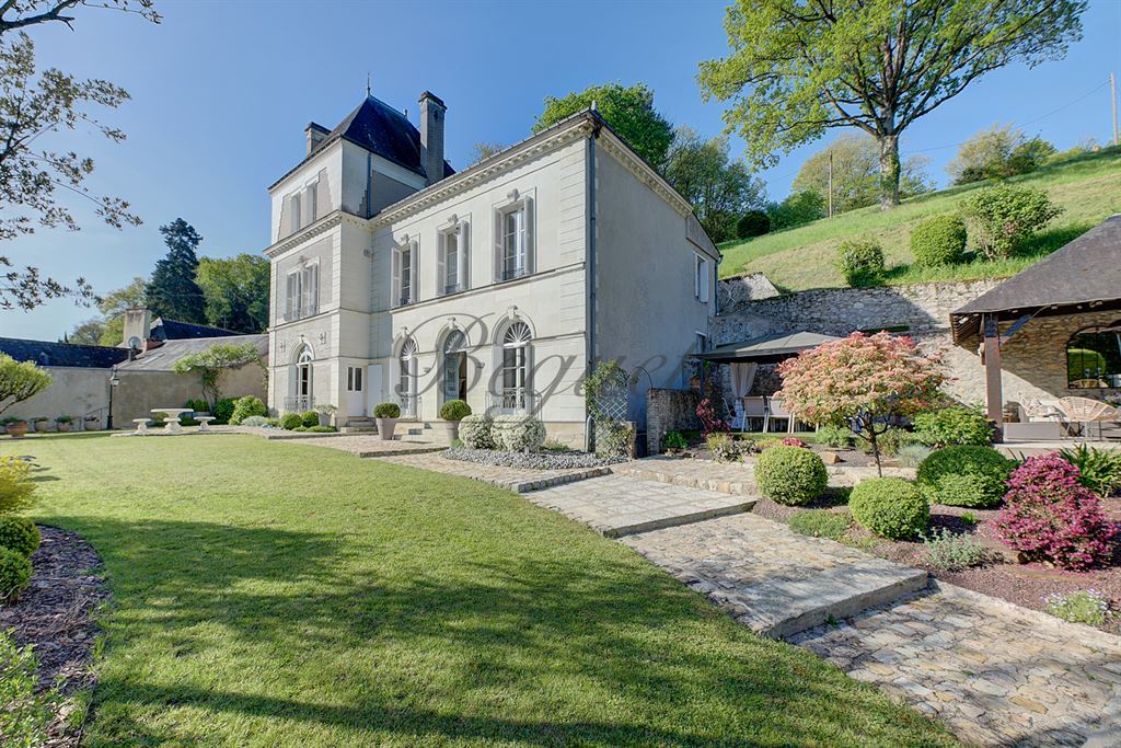 A vendre chez Beguet Associés : FRANCE LOIRE VALLEY INDRE ET LOIRE MONTBAZON 37250 MAISON DE MAITRE 315 m² 5 CHAMBRES  JARDIN 2400 M