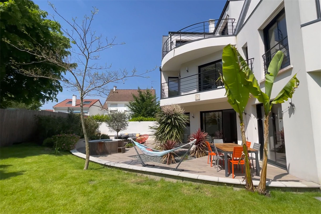 A vendre chez Beguet Associés : HAUTS-DE-SEINE-CLAMART 92140 MAISON 245 M - 6 CHAMBRES TERRASSE JARDIN 548 M GARAGE