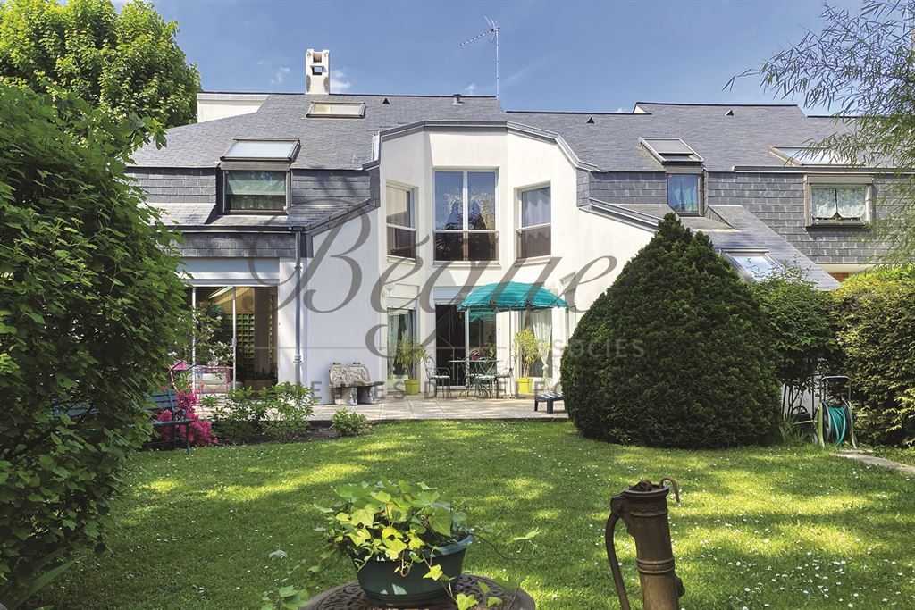 A vendre chez Beguet Associés : Hauts de Seine Sceaux 92330 Maison 265 m² 4 Chambres Jardin Garages