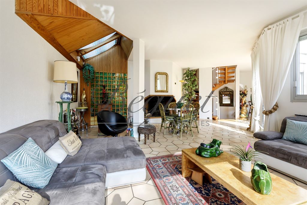 A vendre chez Beguet Associés : Hauts de Seine Sceaux 92330 Maison 265 m² 4 Chambres Jardin Garages