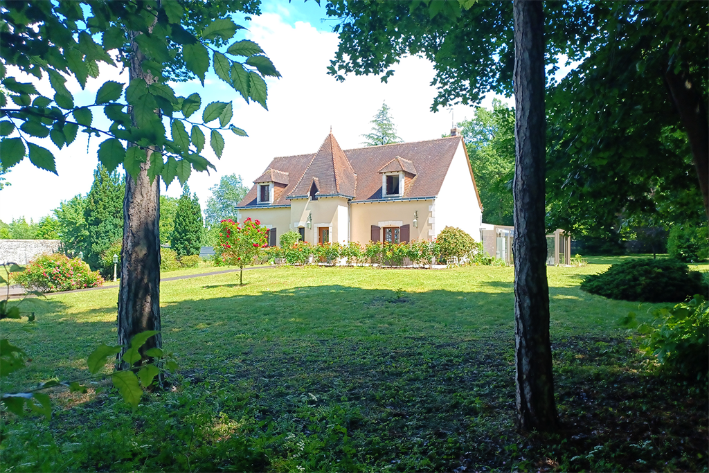 A vendre chez Beguet Associés : Indre et Loire Savonnières 37510 Maison 235 m² 5 chambres Parc 7600 m² Jacuzzi