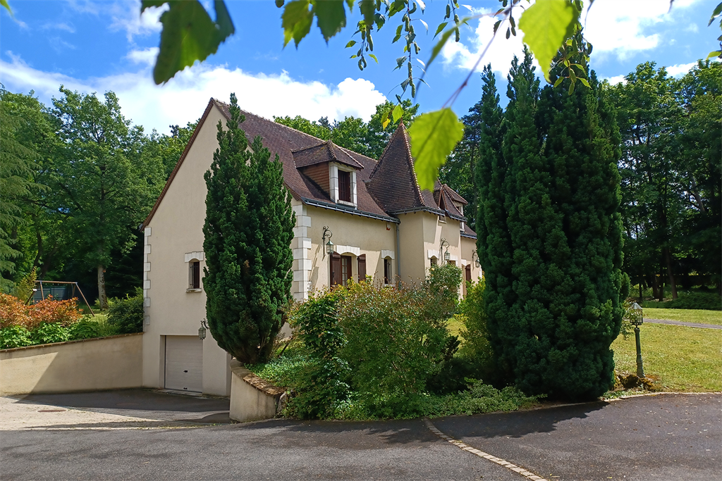 A vendre chez Beguet Associés : Indre et Loire Savonnières 37510 Maison 235 m² 5 chambres Parc 7600 m² Jacuzzi