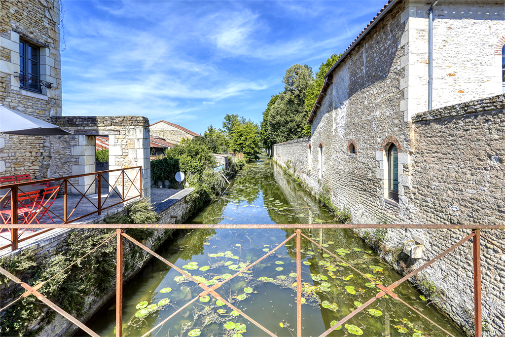 A vendre chez Beguet Associés : INDRE- ET- LOIRE RICHELIEU 37120 CENTRE VILLE 345m² TERRASSE