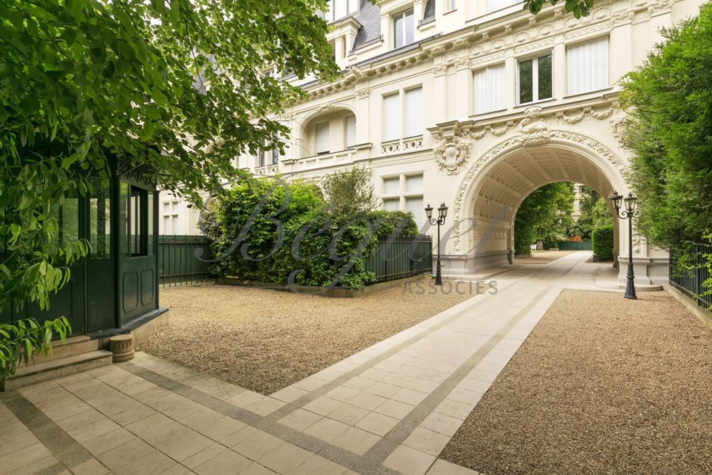 A vendre chez Beguet Associés : Neuilly sur Seine 92200 - Appartement 137 m² - 4 Chambres - Cave - Parking