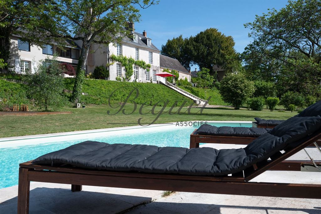 A vendre chez Beguet Associés : Loiret Tavers 45190 maison XVIIIème 5 chambres piscine parc 6800 m²