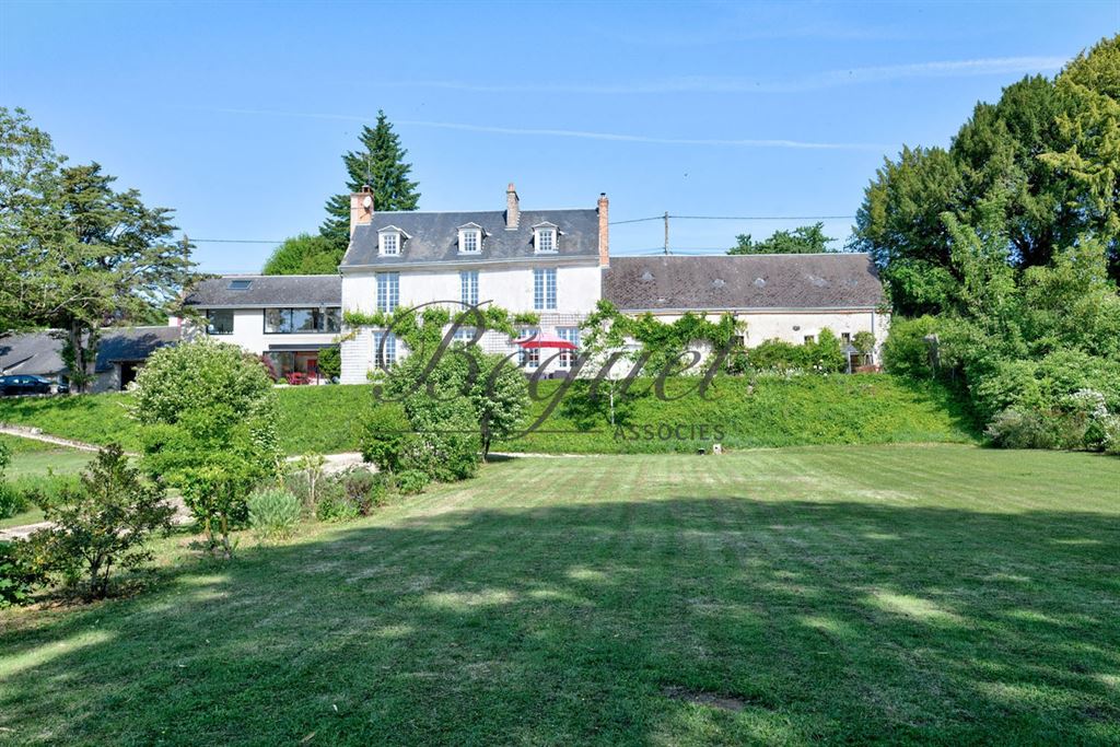 A vendre chez Beguet Associés : Loiret Tavers 45190 maison XVIIIème 5 chambres piscine parc 6800 m²