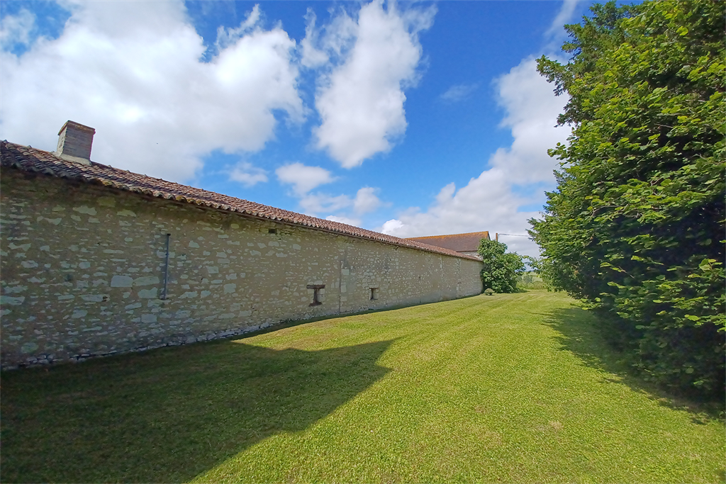 A vendre chez Beguet Associés : Indre-et-Loire Faye-la-Vineuse 37120 Manoir 370 m² 10 Chambres Gîte 160m² Parc 4.7 Ha