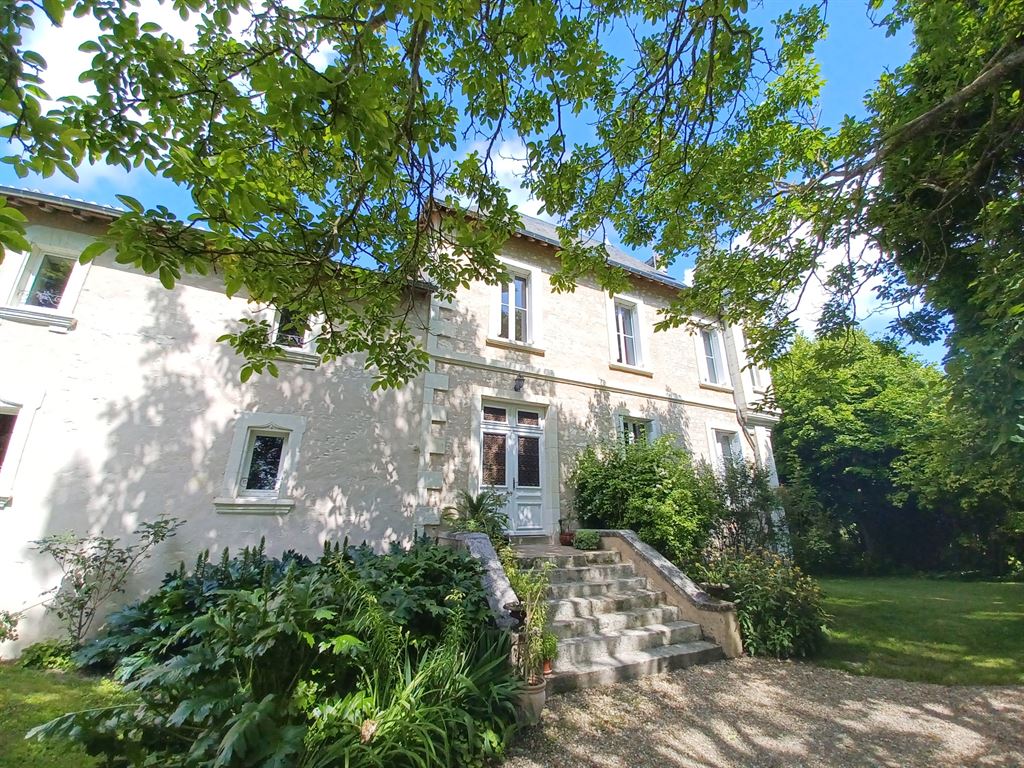 A vendre chez Beguet Associés : Indre-et-Loire Faye-la-Vineuse 37120 Manoir 370 m² 10 Chambres Gîte 160m² Parc 4.7 Ha