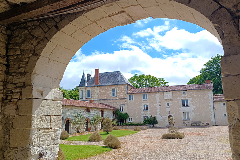 A vendre chez Beguet Associés : Indre-et-Loire Faye-la-Vineuse 37120 Manoir 370 m² 10 Chambres Gîte 160m² Parc 4.7 Ha