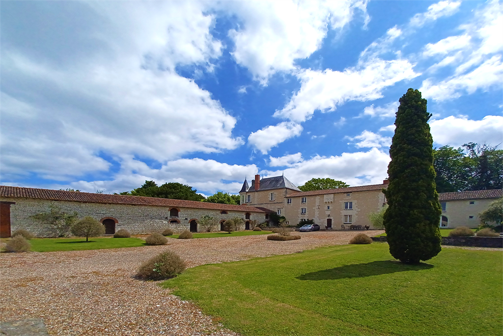 A vendre chez Beguet Associés : Indre-et-Loire Faye-la-Vineuse 37120 Manoir 370 m² 10 Chambres Gîte 160m² Parc 4.7 Ha