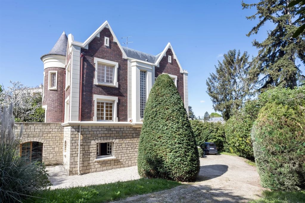 A vendre chez Beguet Associés : HAUTS DE SEINE - SEAUX 92330 MAISON 320 m² 5 CHAMBRES PARC