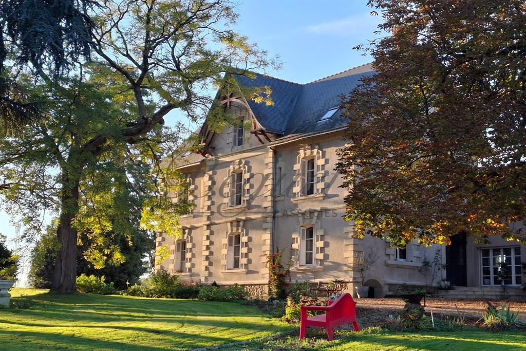 A vendre chez Beguet Associés : Indre et Loire Loire valley maison 350 m² 7 chambres parc 6 ha Vue sur la Loire piscine