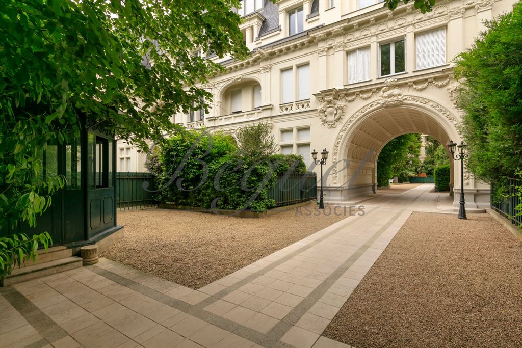 A vendre chez Beguet Associés : Neuilly sur Seine 92200 - Appartement 137 m² - 4 Chambres - Cave - Parking