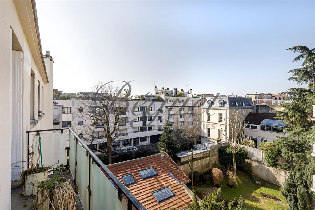 A vendre chez Beguet Associés : Boulogne Nord  Église 92100  Appartement dernier étage - 72 m² - 2 Chambres - Balcon -Terrasse -Cave