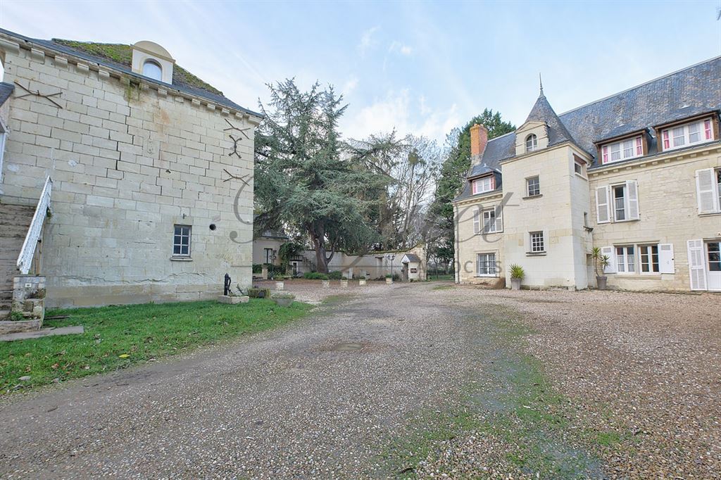 A vendre chez Beguet Associés : INDRE-ET-LOIRE PROCHE CHINON 37420 MANOIR 550 m² + RECEPTION PARC 2,7 HA